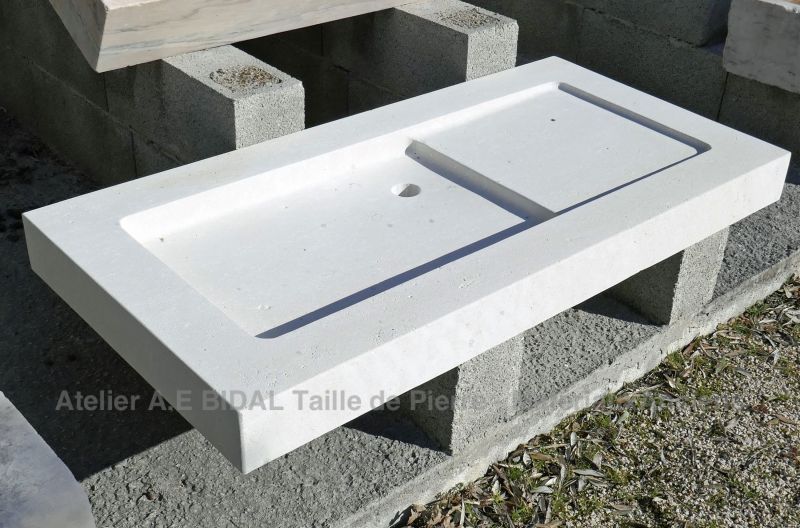 Évier en pierre naturelle pour cuisine - Fabrication artisanale et française de l'Atelier de taille de pierre Alain BIDAL.