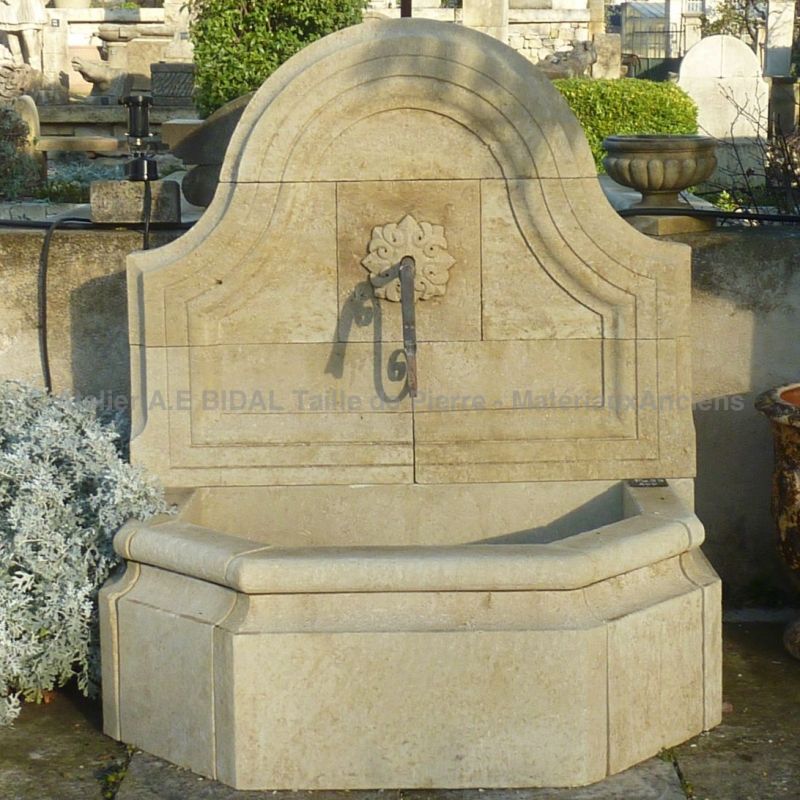 Small outdoor fountain for a nice landscaping of the terrace or garden - Atelier Alain BIDAL (Provence)