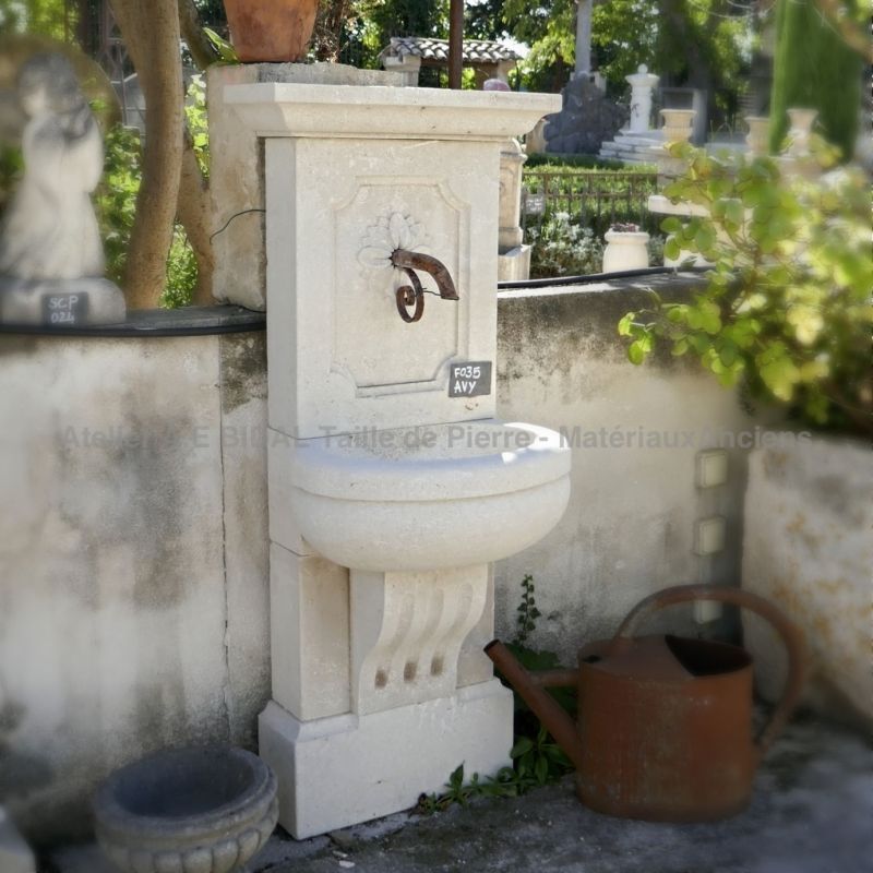Fontaine vasque sur pied taillée en pierre calcaire | Fontaine pas cher idéale pour les petits espaces.