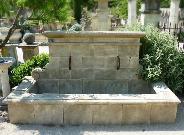 Fontaine de jardin de style rustique en pierre taillée artisanalement - signature de l'atelier Alain Bidal