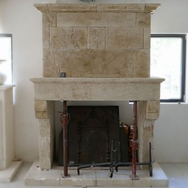 Cheminée ancienne en pierre avec trumeau - Cheminée pour insert de l'Atelier Bidal dans le Vaucluse.