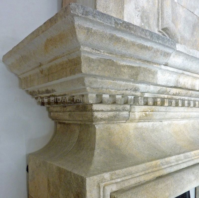 Détails sculptés à la main sur le linteau de notre belle cheminée Louis XIII en pierre - Atelier Alain BIDAL (Provence)