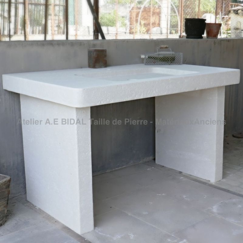Évier moderne en pierre de taille pour cuisine stylée en vente chez Atelier Alain Bidal en Provence.