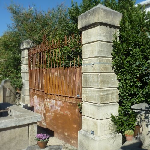 Magnifiques piliers en pierre de taille, un très beau travail d'artisan travailleur de pierre.