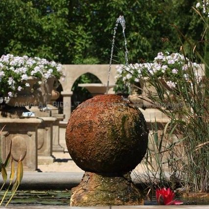 Boule sculptée sur bassin de jardin en pierre - travail de notre tailleur de pierre du Vaucluse.
