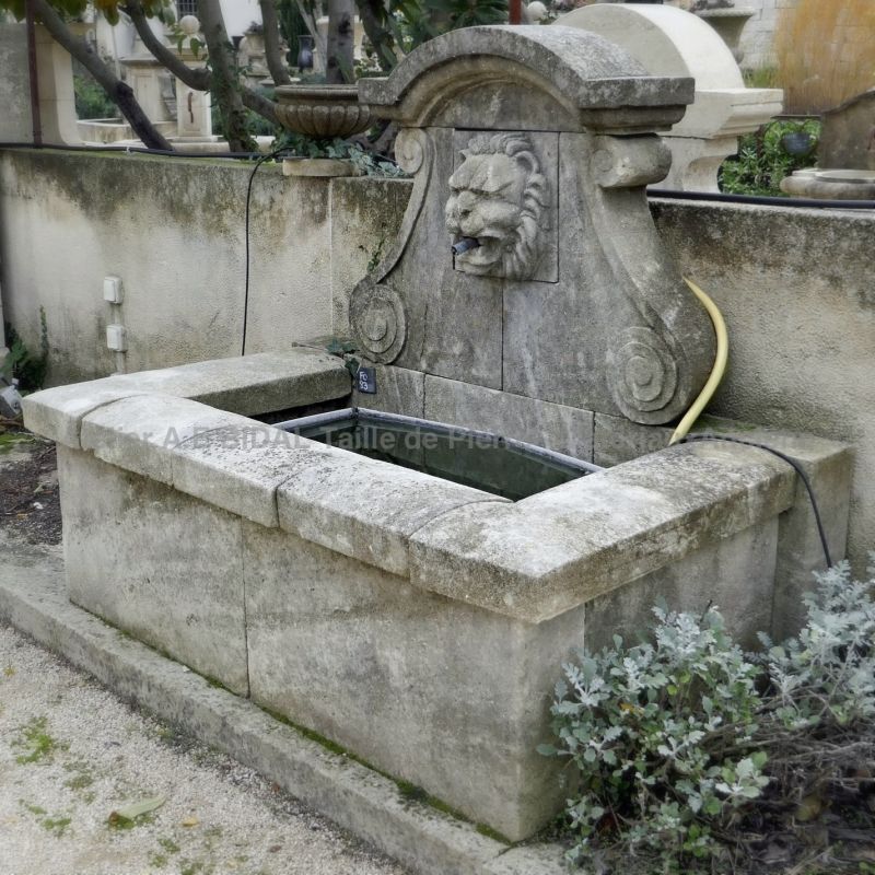 Rustic wall fountain in weathered Provence limestone - Atelier Alain BIDAL (Provence)
