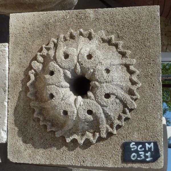 Sculpture en pierre naturelle de Provence d'une rose en pierre  - Atelier Alain BIDAL (Provence)