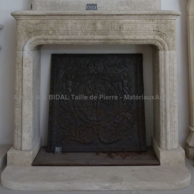 Cheminée ancienne de style Louis XVI en pierre naturelle de carrière française - Atelier Alain BIDAL (Provence)