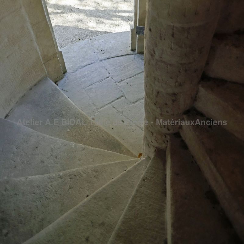Un escalier en pierre sur mesure des artisans tailleurs de pierre de l'atelier Alain Bidal dans le Vaucluse.