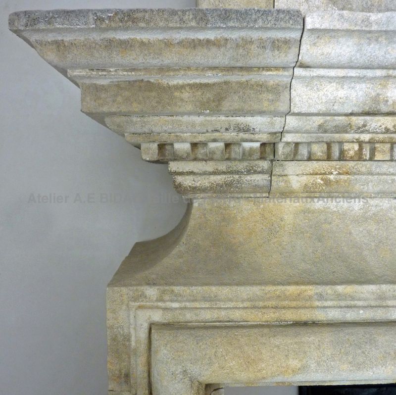 Photo des sculptures faites à la main sur le linteau de notre belle cheminée Louis XIII en pierre - Atelier Alain BIDAL (Provence)