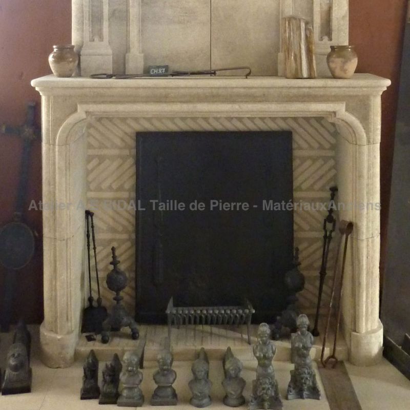 Louis XIII fireplace crafted in Provence in a natural limestone quarried in France - Atelier Alain BIDAL (Provence)