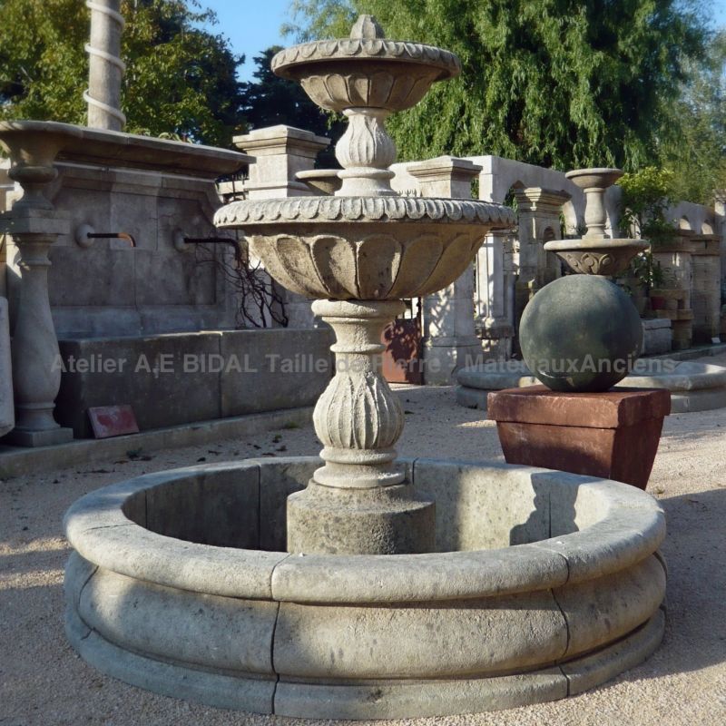 Belle fontaine centrale en pierre avec bassin rond et double vasques - Atelier Alain BIDAL (Provence)