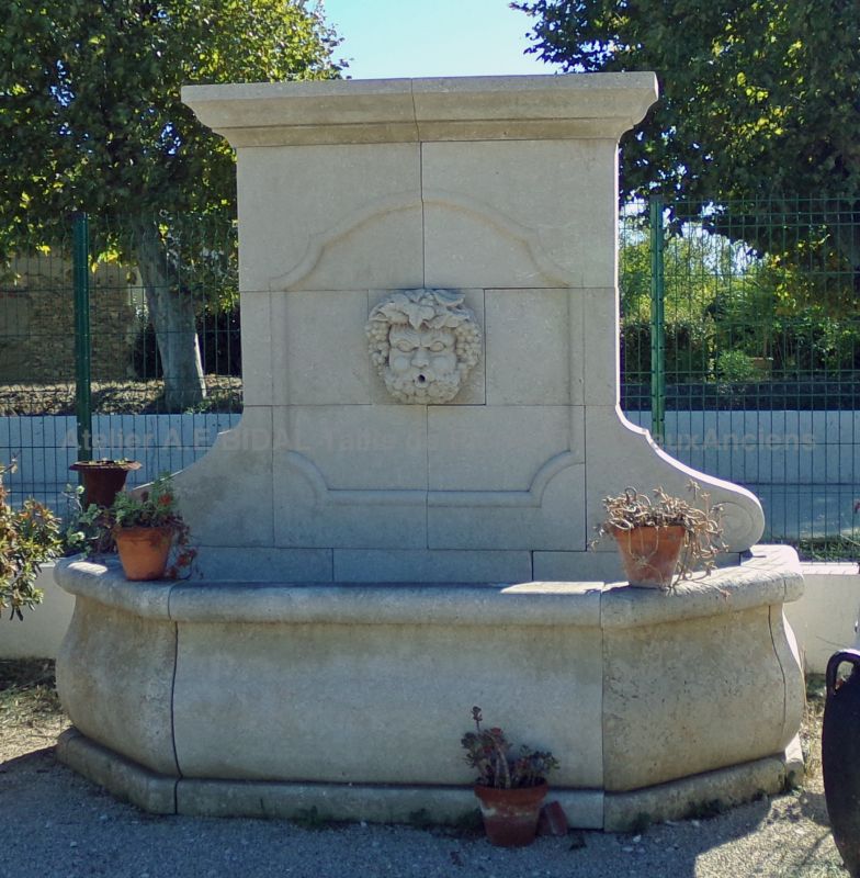Fontaine de jardin en pierre d'Avy : le savoir-faire du tailleur de pierre Alain BIDAL (Provence)