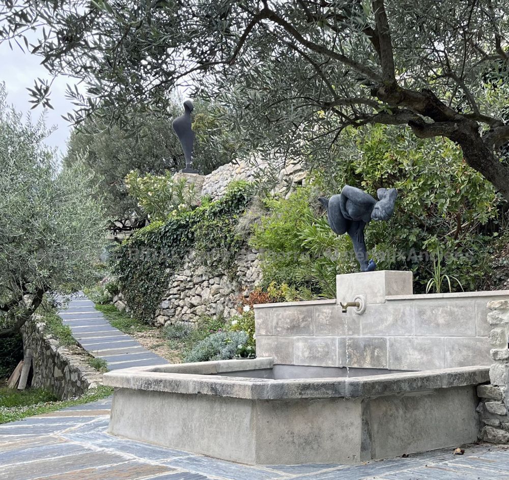 Fontaine de jardin en pierres anciennes par l'Atelier Alain BIDAL, Provence